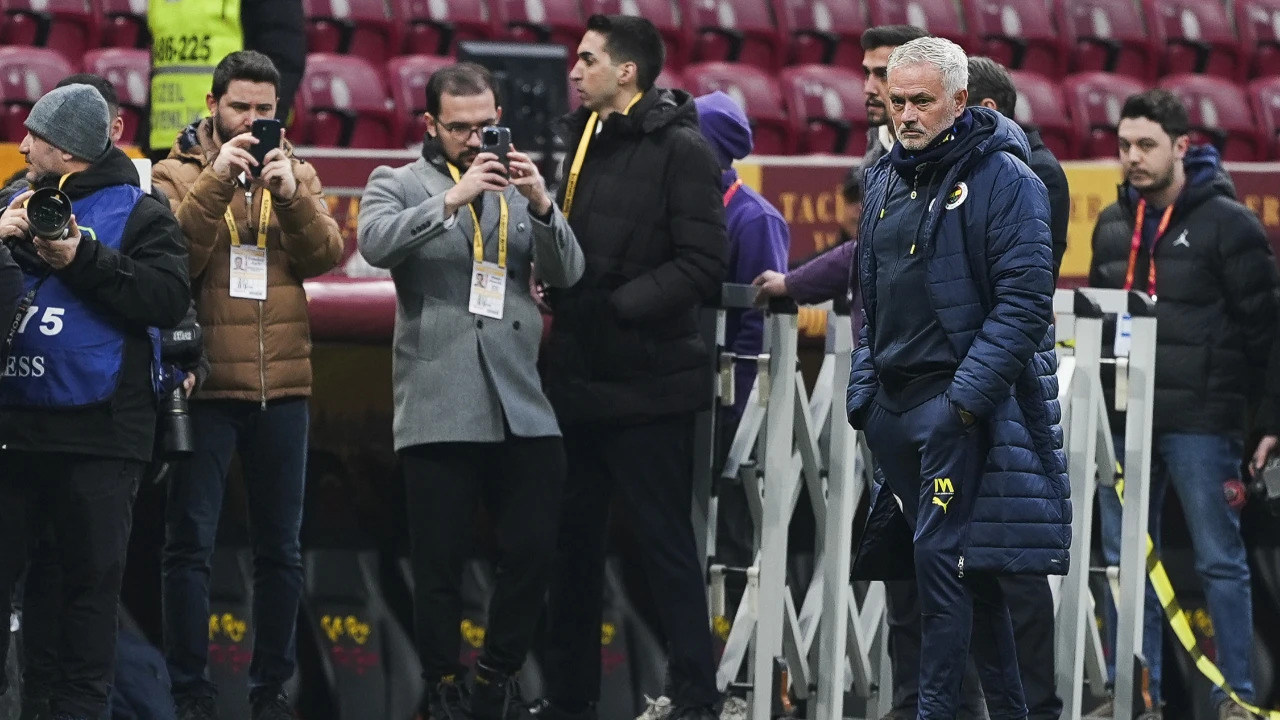 Jose Mourinho'dan Galatasaraylıları çok kızdıracak sözler: Yedek kulübesinde maymun gibi zıpladılar!