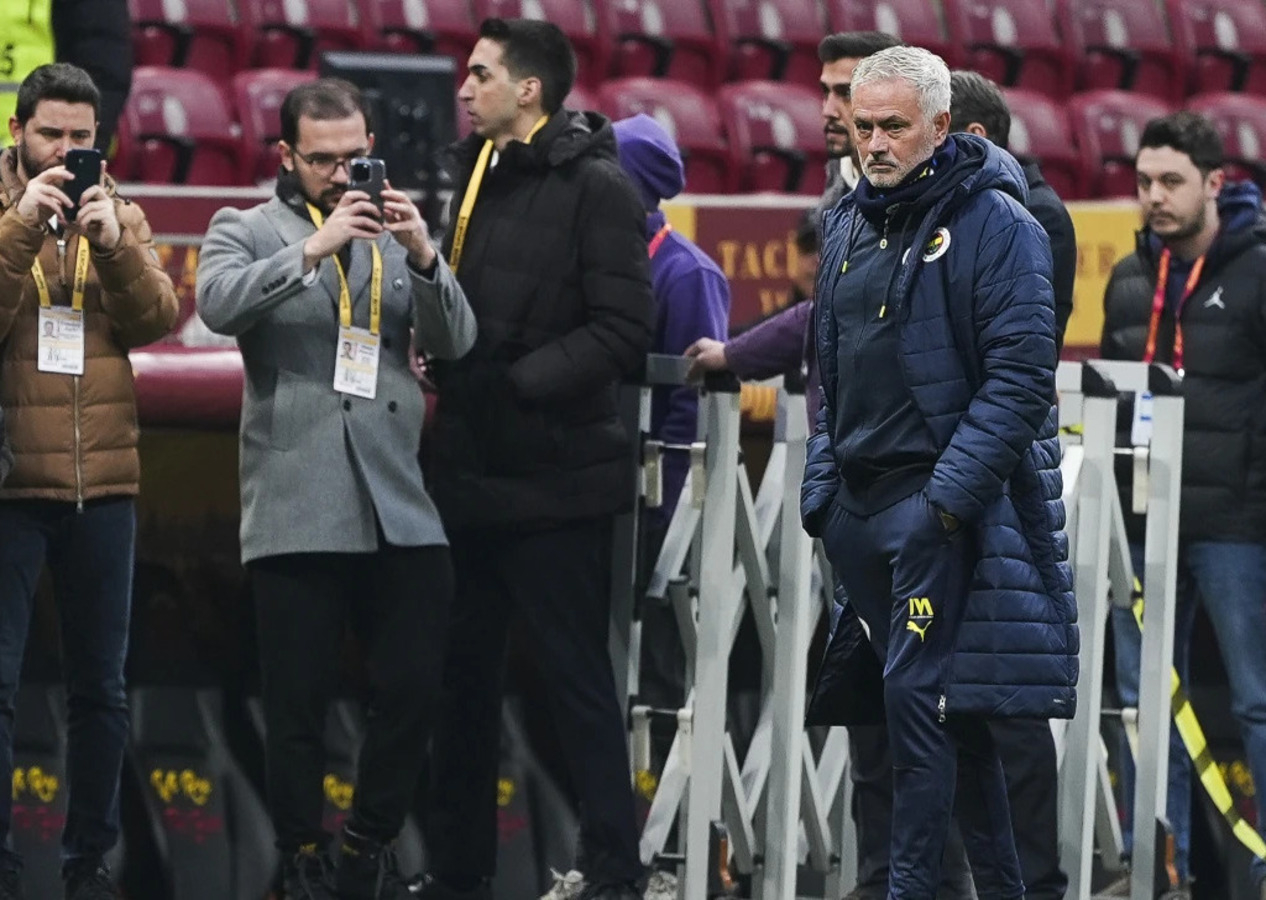 Jose Mourinho'dan Galatasaraylıları çok kızdıracak sözler: Yedek kulübesinde maymun gibi zıpladılar!