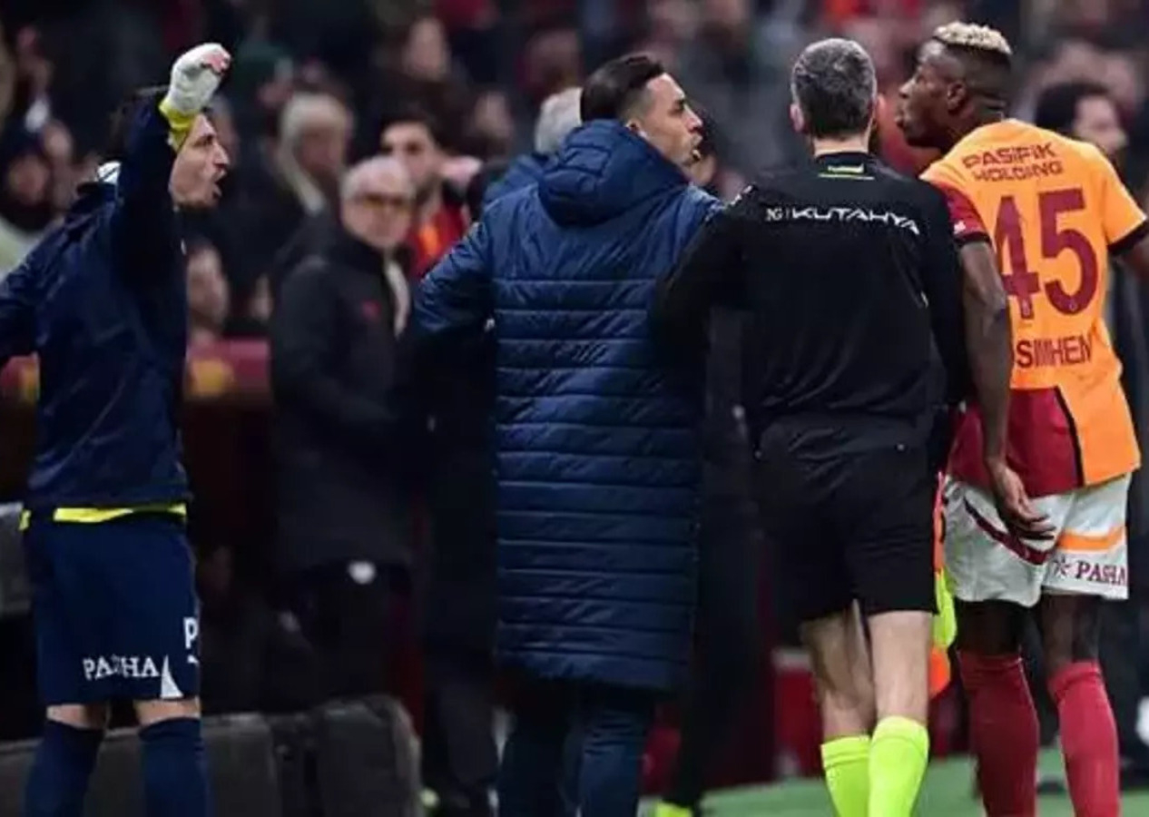 Dev derbiye damga vuran an: Mert Hakan Yandaş ile Victor Osimhen arasında sinirler gerildi!