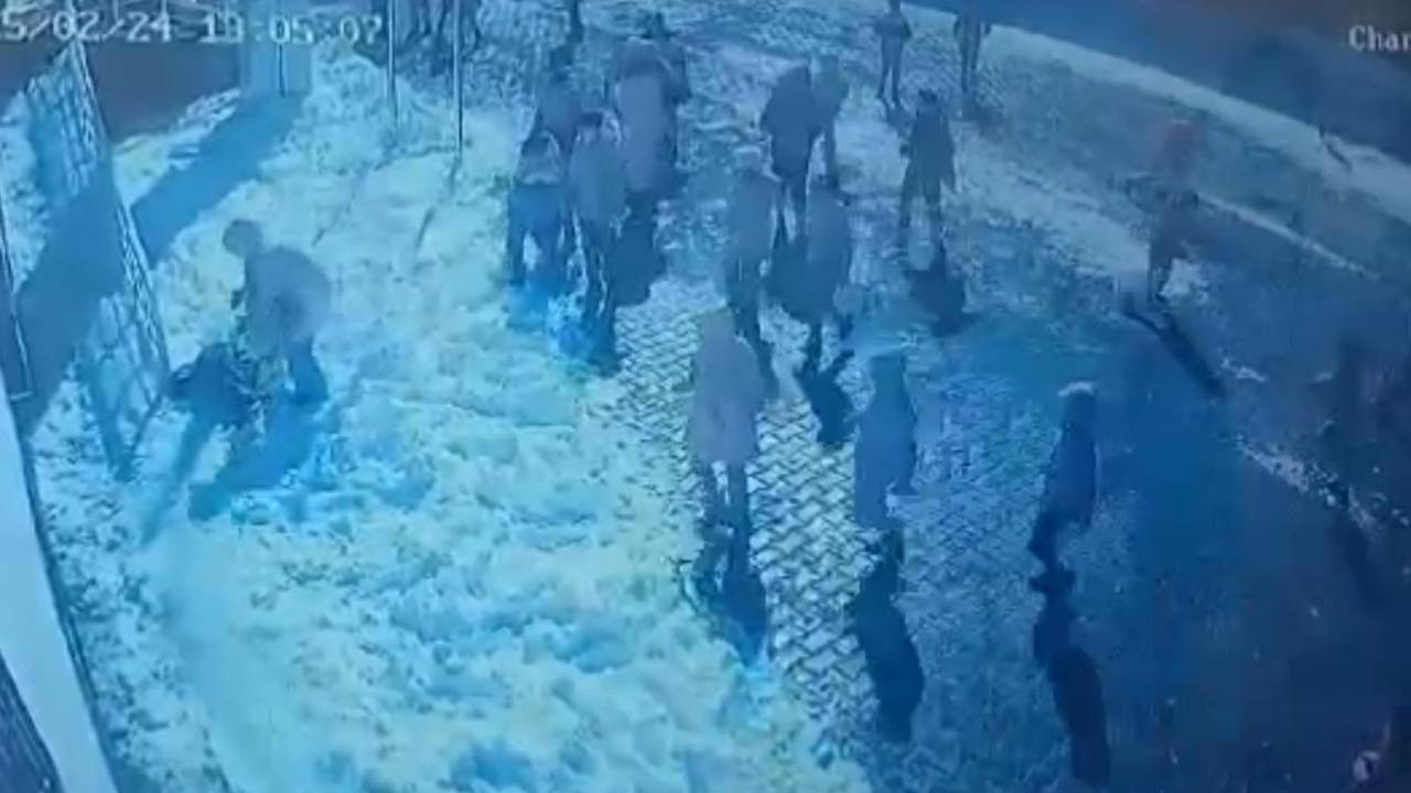 Muş'ta akılalmaz ihmal! Teneffüste başına okulun çatısından buz kütlesi düşen çocuk ağır yaralı
