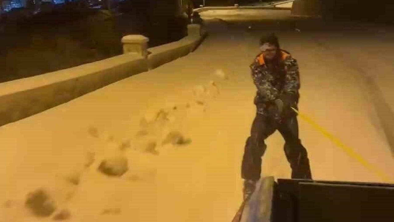 Kar eğlenceye dönüştü! Tarihi mahallenin yolunda kayak heyecanı...