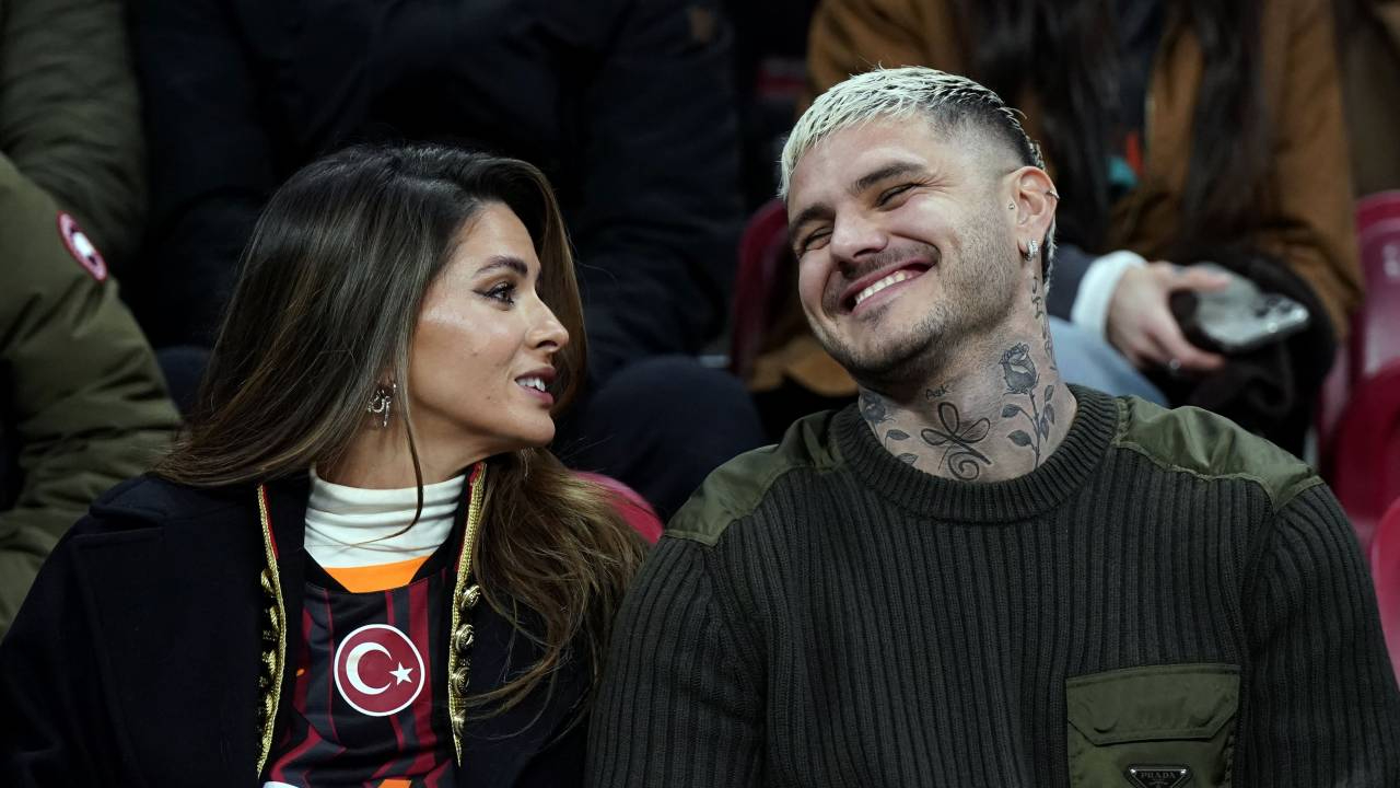 Mauro Icardi derbide yeni sevgilisiyle tribünde... Sahaya inip üçlü çektirdi