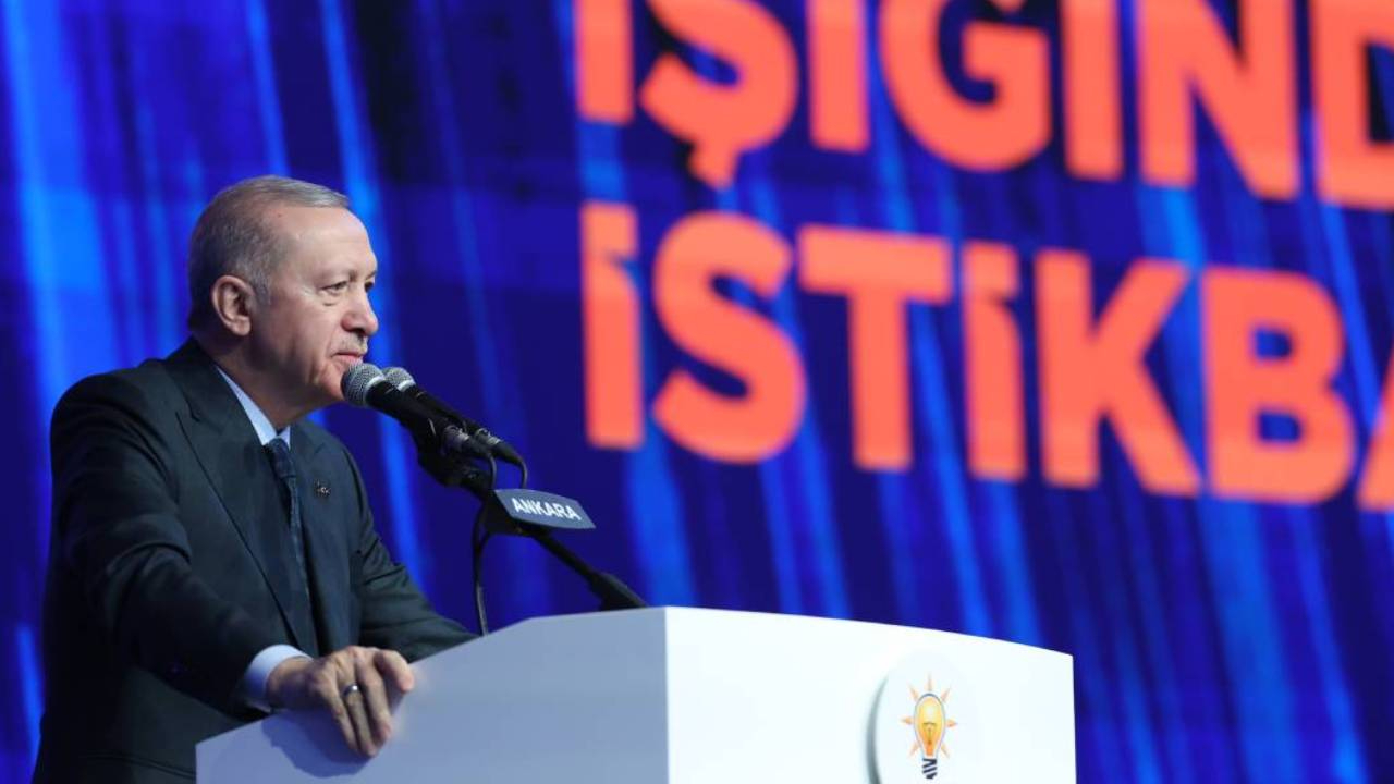 Cumhurbaşkanı Erdoğan'ın masasındaki anket: Ak Parti üç-dört aydır birinci parti