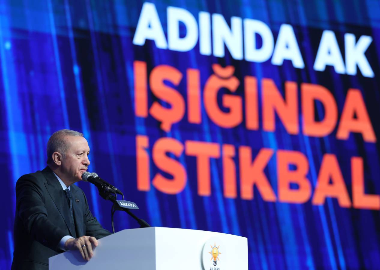 Cumhurbaşkanı Erdoğan'ın masasındaki anket: Ak Parti üç-dört aydır birinci parti