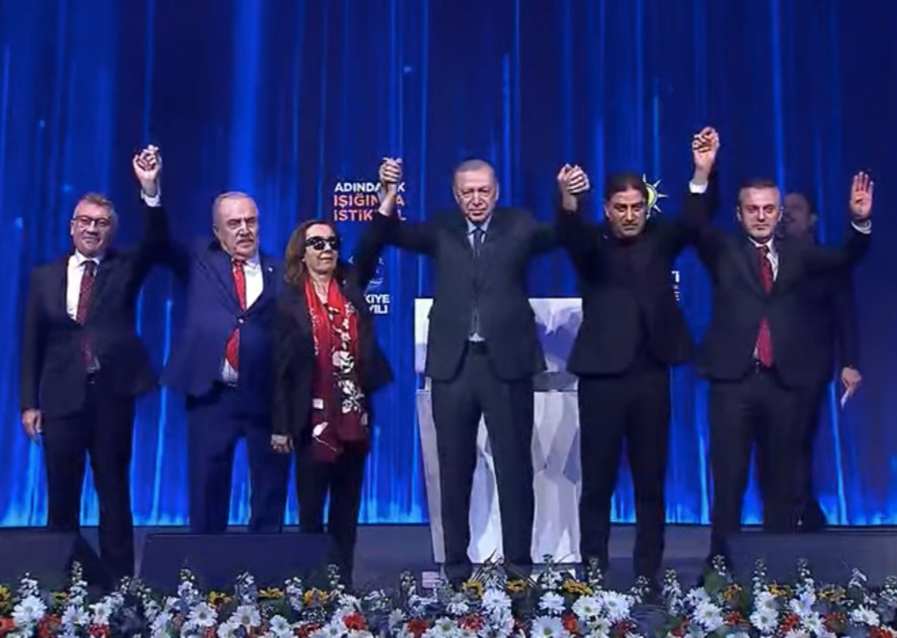 Tarihi kongrede AK Parti'ye yeni isimler katıldı! Rozetlerini Cumhurbaşkanı Erdoğan bizzat taktı...
