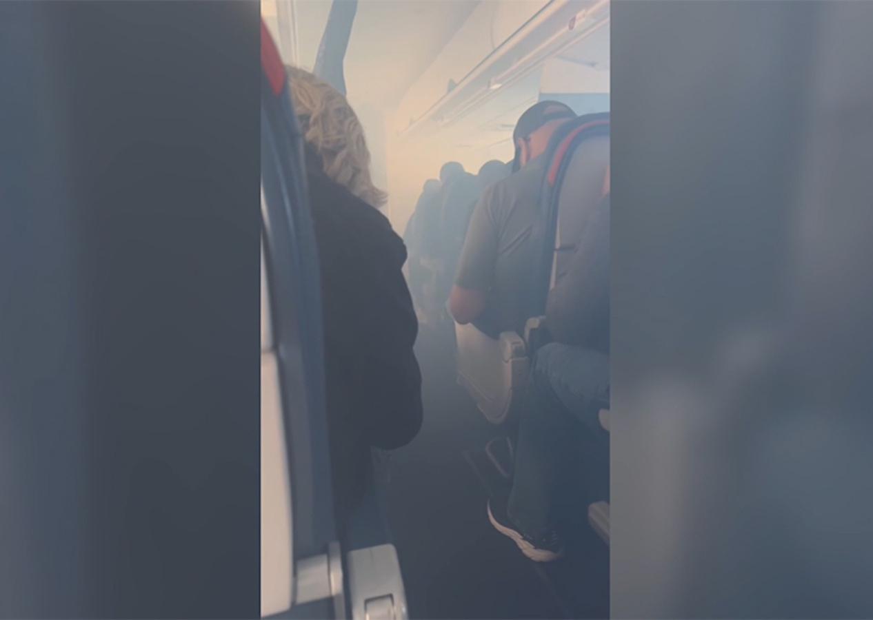 ABD'de havada panik! Uçağın içi dumanla kaplandı, yolcular tahliye edildi! O anlar kamerada..