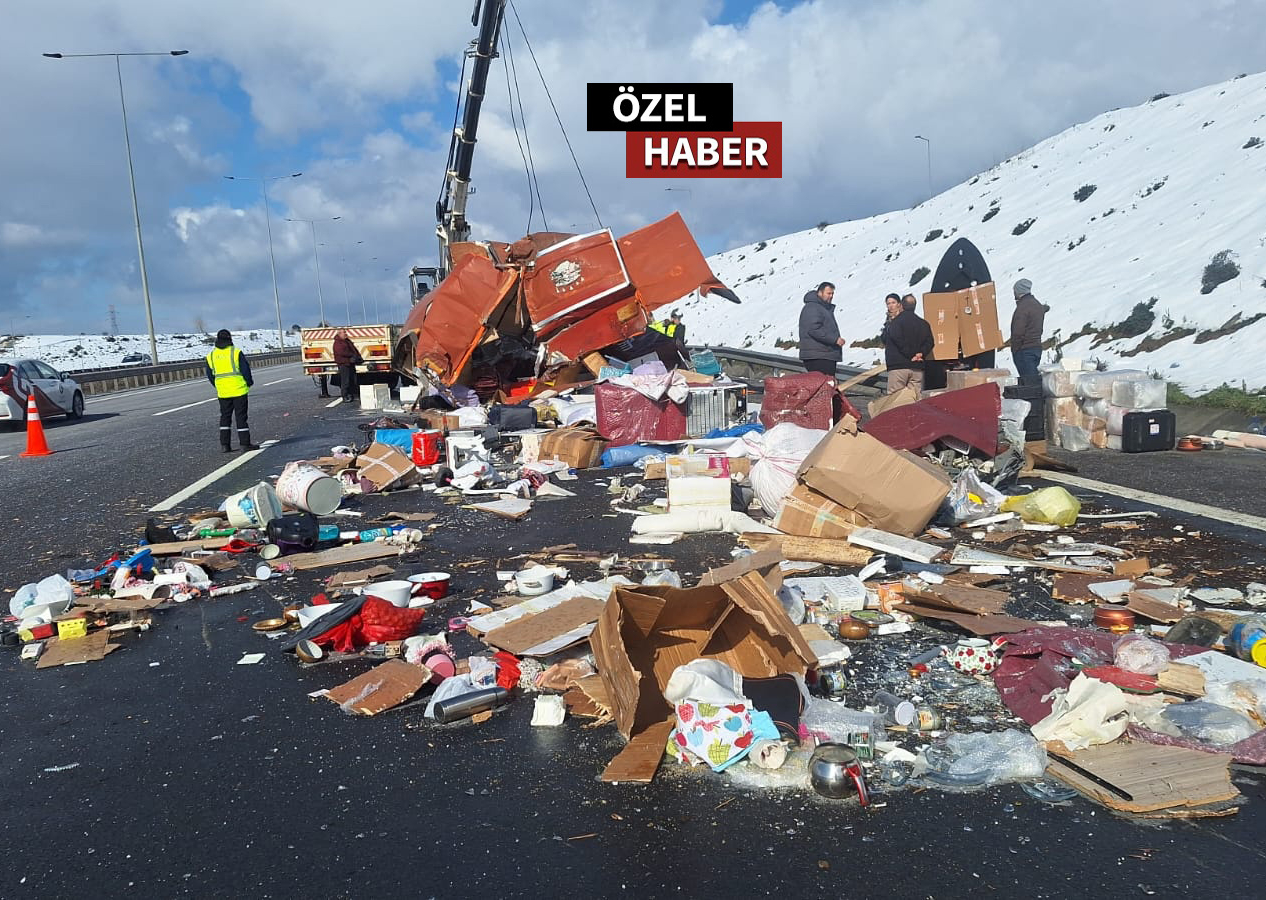 İkitelli’de kamyon TIR’a çarptı! Korkutan kazada eşyalar paramparça yola saçıldı