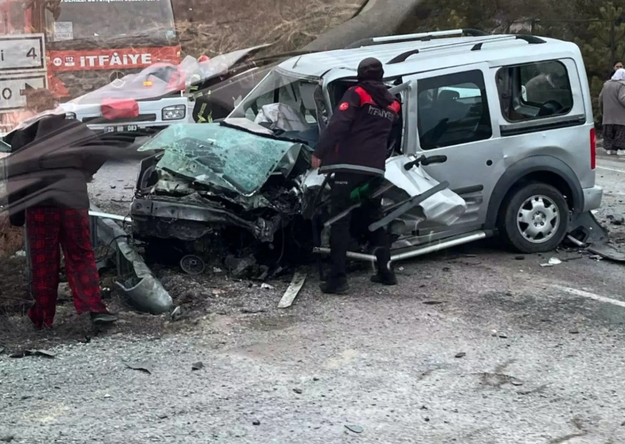 Denizli'de feci kaza! Hafif ticari araç ile otomobil kafa kafaya çarpıştı! Ölü ve yaralılar var...
