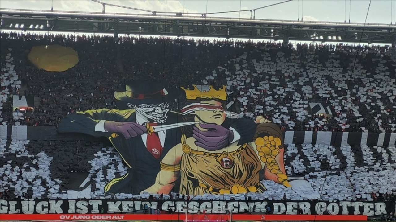 Köln taraftarının bıçaklı koreografisine Almanya'da tepkiler artıyor!