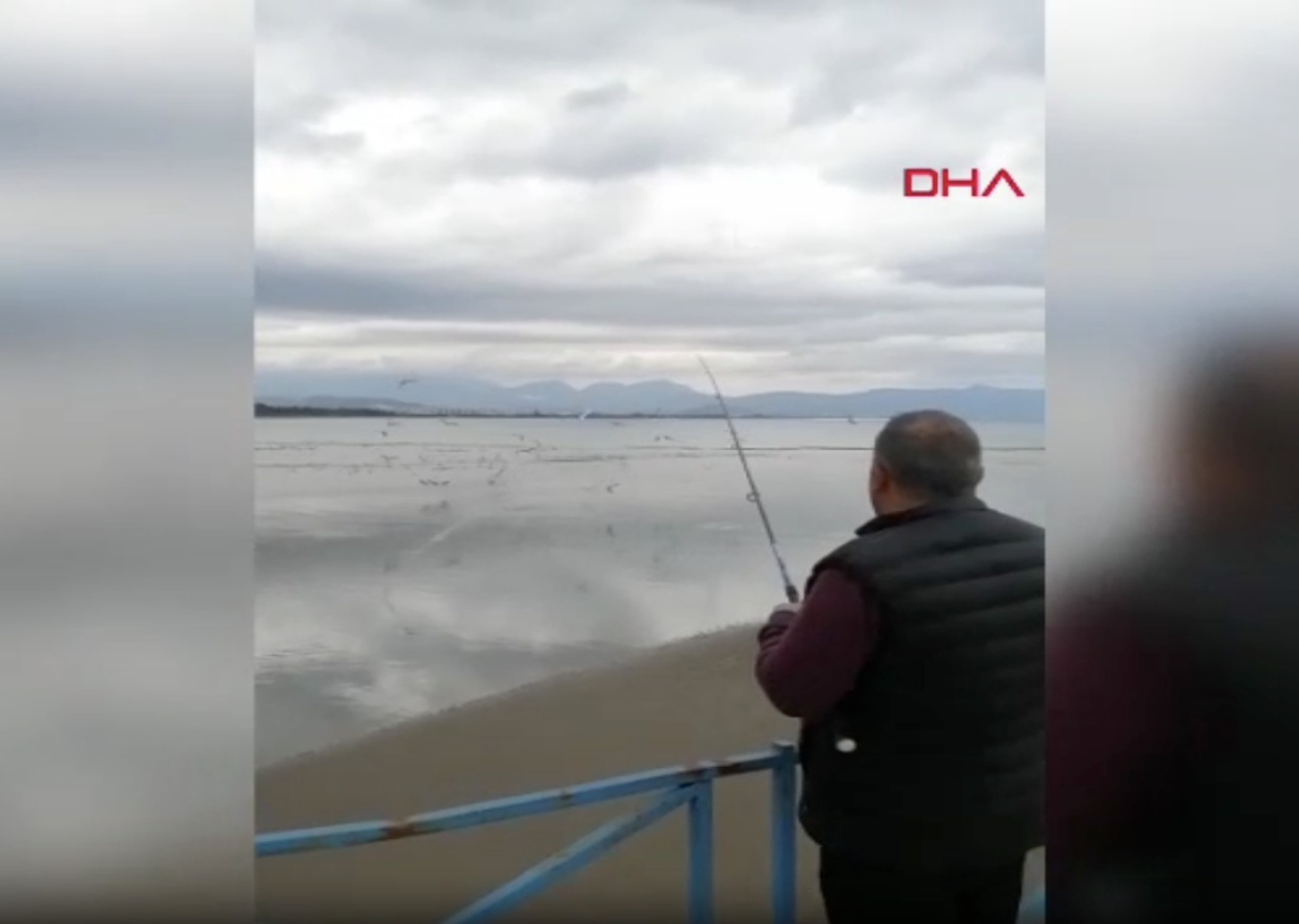 Oltasına balık yerine bakın ne takıldı! Antalya'da denizden çıkan sürpriz güldürdü...