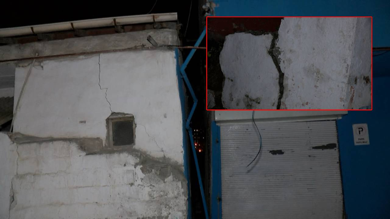 Gaziosmanpaşa kentsel dönüşüm bölgesinde inşaat nedeniyle yol çöktü, duvarları çatlayan 4 bina boşaltıldı