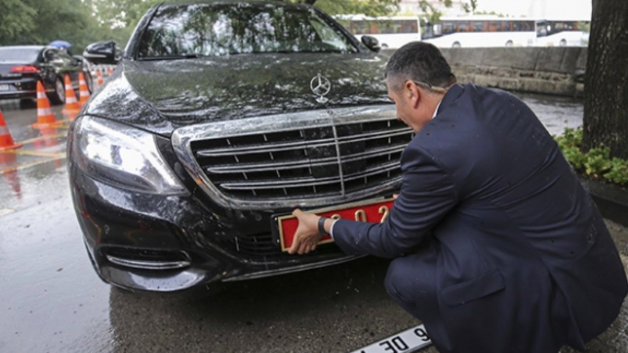 002 plaka kimin? Devlet protokolünde kim kullanıyor?