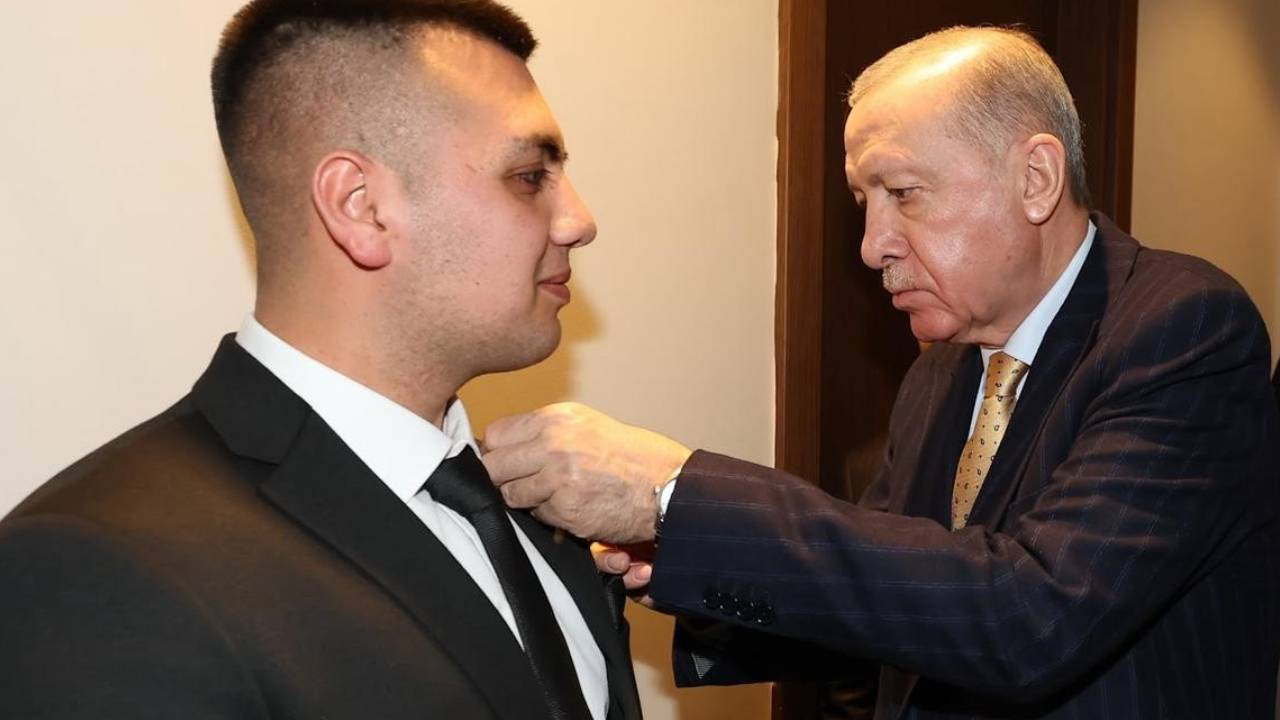Burdurlu Recep Tayyip Erdoğan'a AK Parti rozetini Cumhurbaşkanı Erdoğan taktı