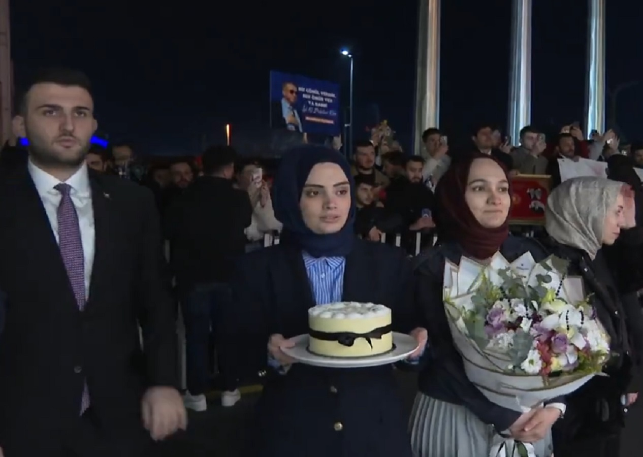 Cumhurbaşkanı Erdoğan’a gençlerden doğum günü sürprizi! Pasta ve çiçekler ile karşıladılar...