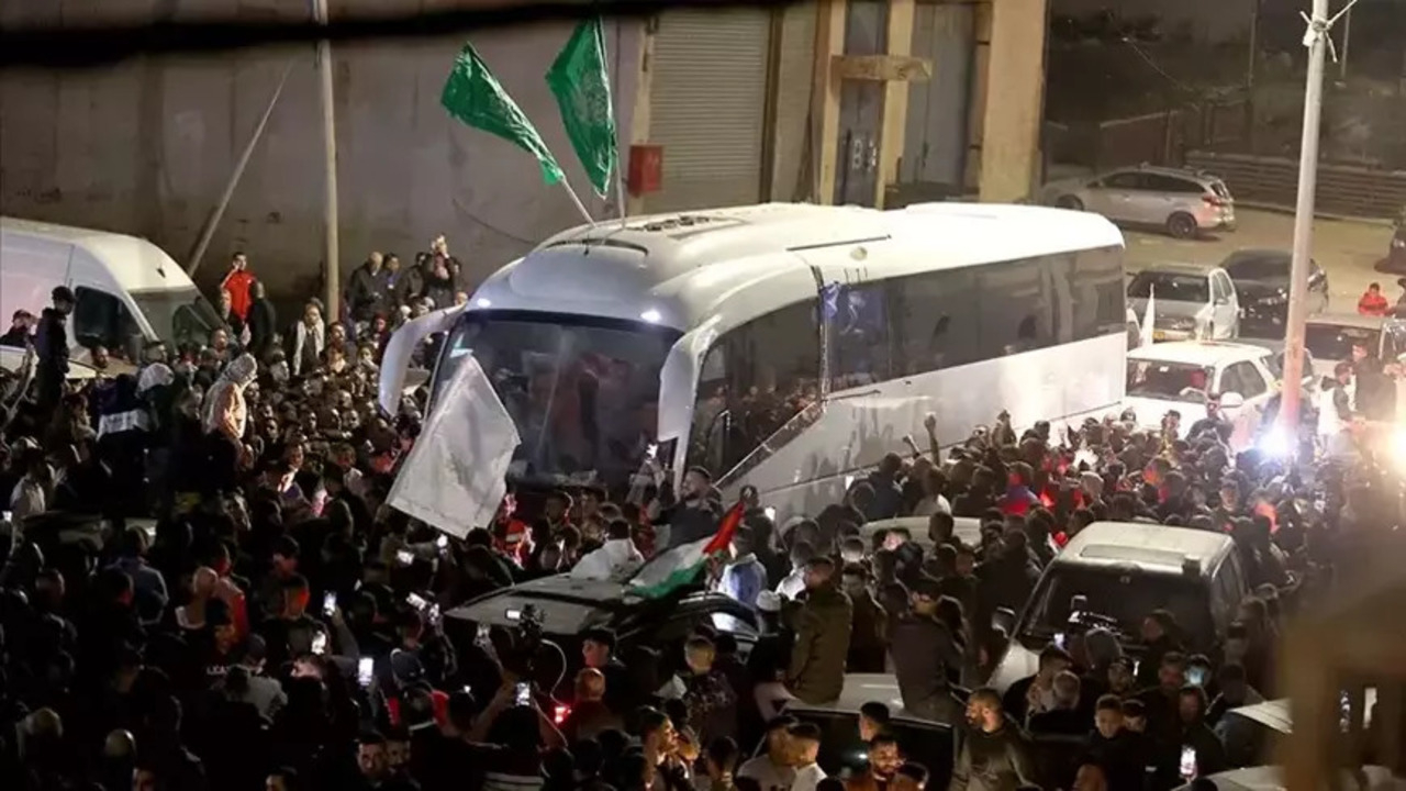 İsrail yüzlerce Filistinli esiri gecikmeli olarak serbest bıraktı!