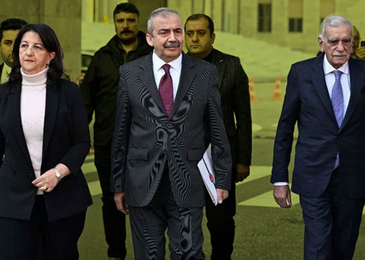 İmralı’da tarihi gün: Öcalan’dan silah bırak çağrısı mı geliyor? DEM Parti heyeti yola çıktı...  2 ilde dev ekranlar kuruldu