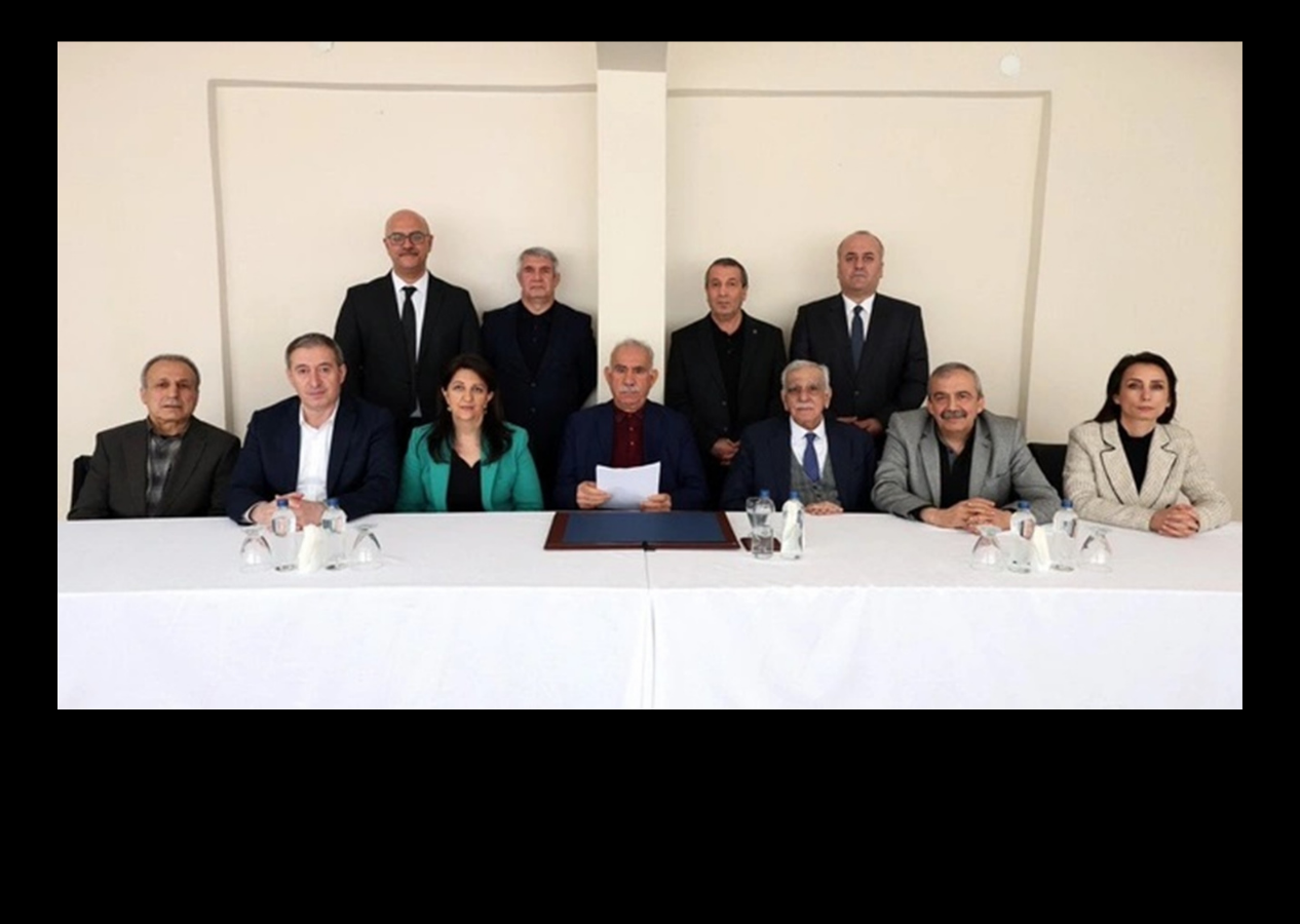 İmralı'dan ilk fotoğraf geldi! Abdullah Öcalan yıllar sonra ilk kez görüntülendi: İşte fotoğrafta dikkat çeken detaylar...