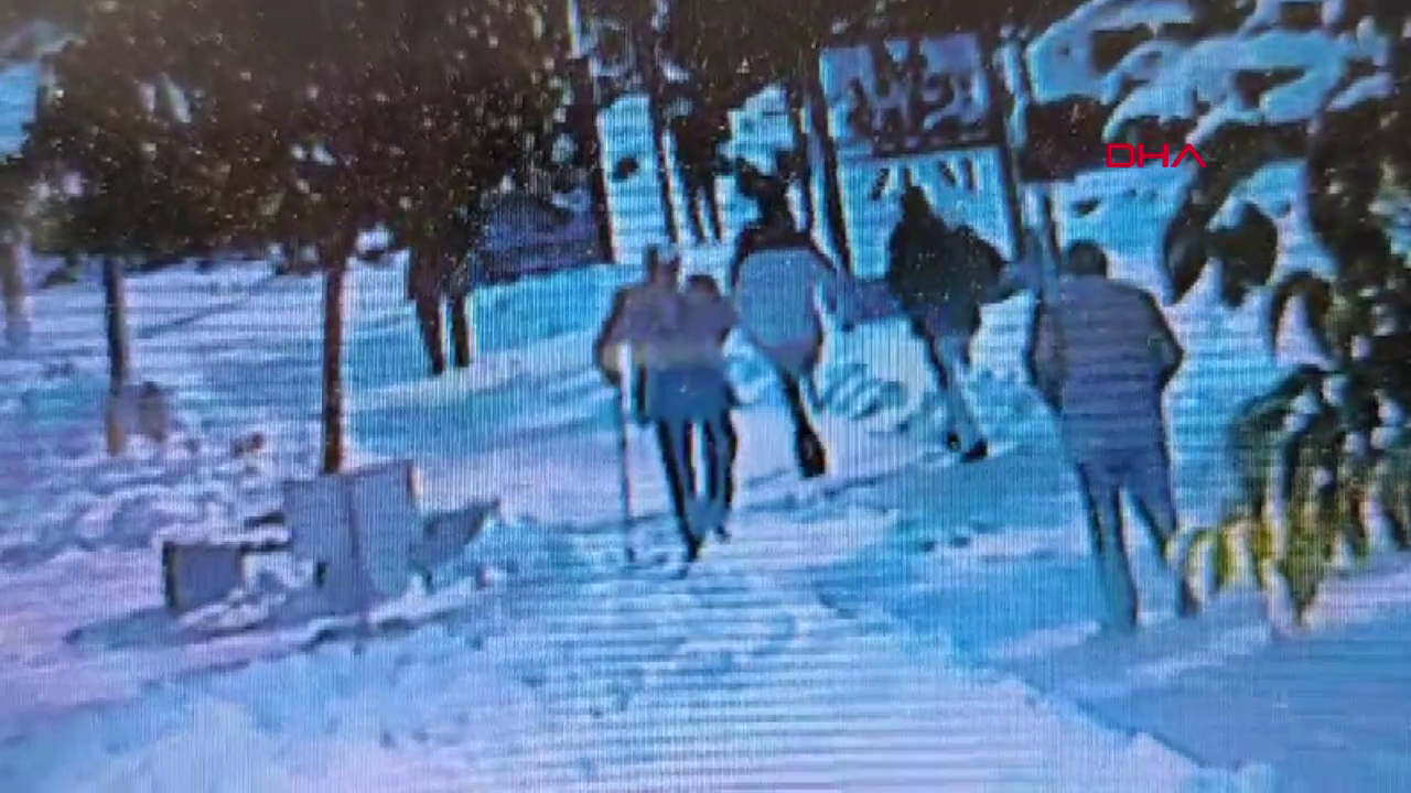 Bu haberden sonra düşene gülmeyeceksiniz! Karlı yol bu kez can aldı! O anlar kamerada
