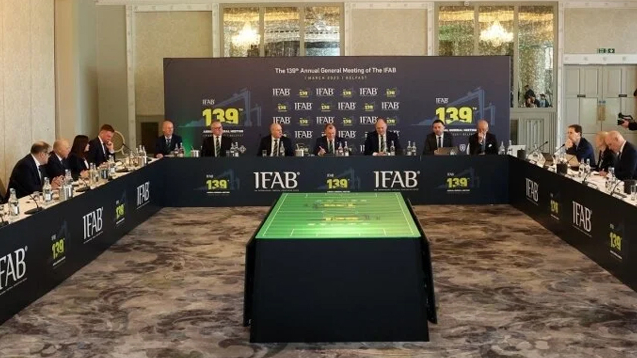 IFAB'dan oyun kurallarında değişiklik! Kaleci elinde 8 saniyeden fazla tutarsa korner verilecek