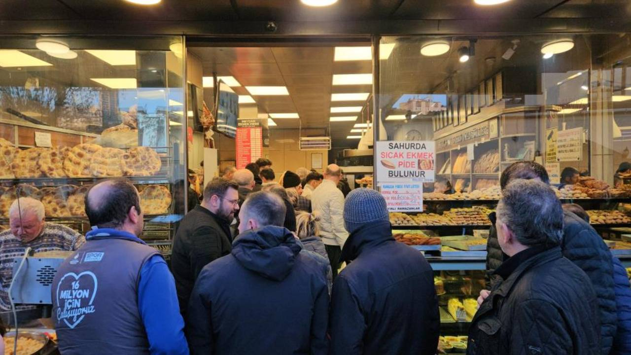Türkiye ilk iftarını yaptı; İstanbul'da pide kuyruğu geleneği değişmedi
