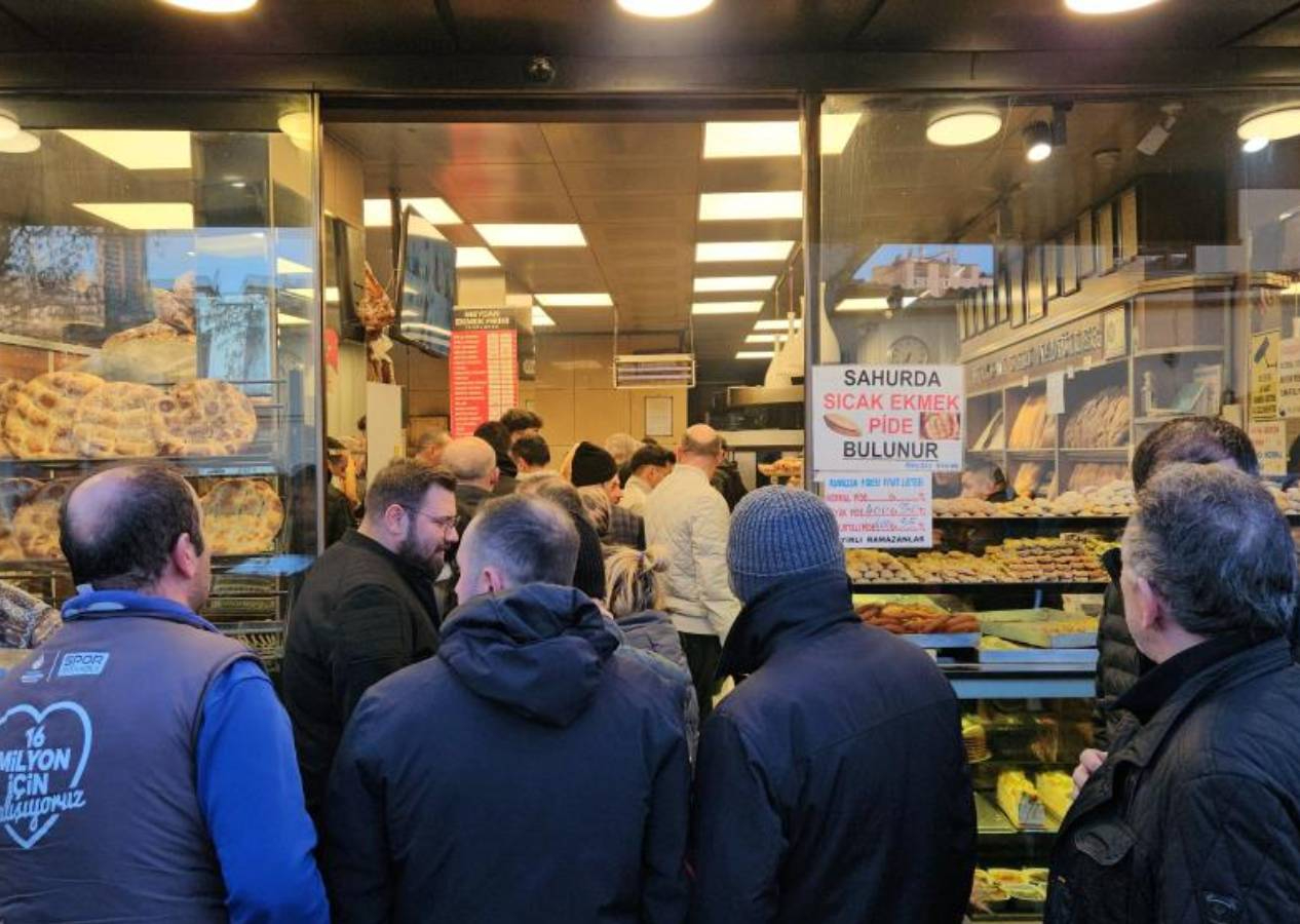 Türkiye ilk iftarını yaptı; İstanbul'da pide kuyruğu geleneği değişmedi
