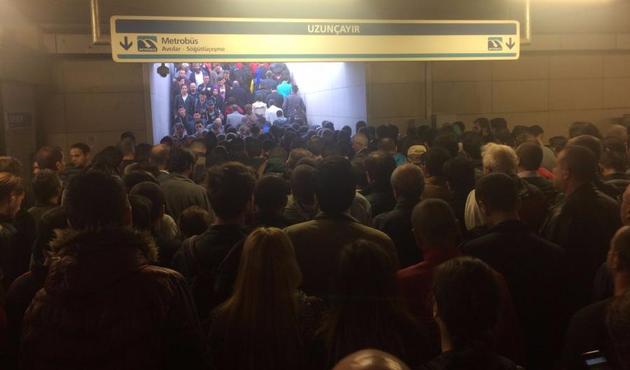 Metrobüste büyük izdiham!