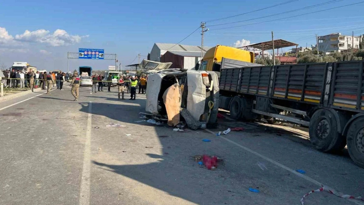 Hatay'da facia! Yolcu servisi park halindeki TIR'a çarptı! 6 ölü, 8 yaralı var...