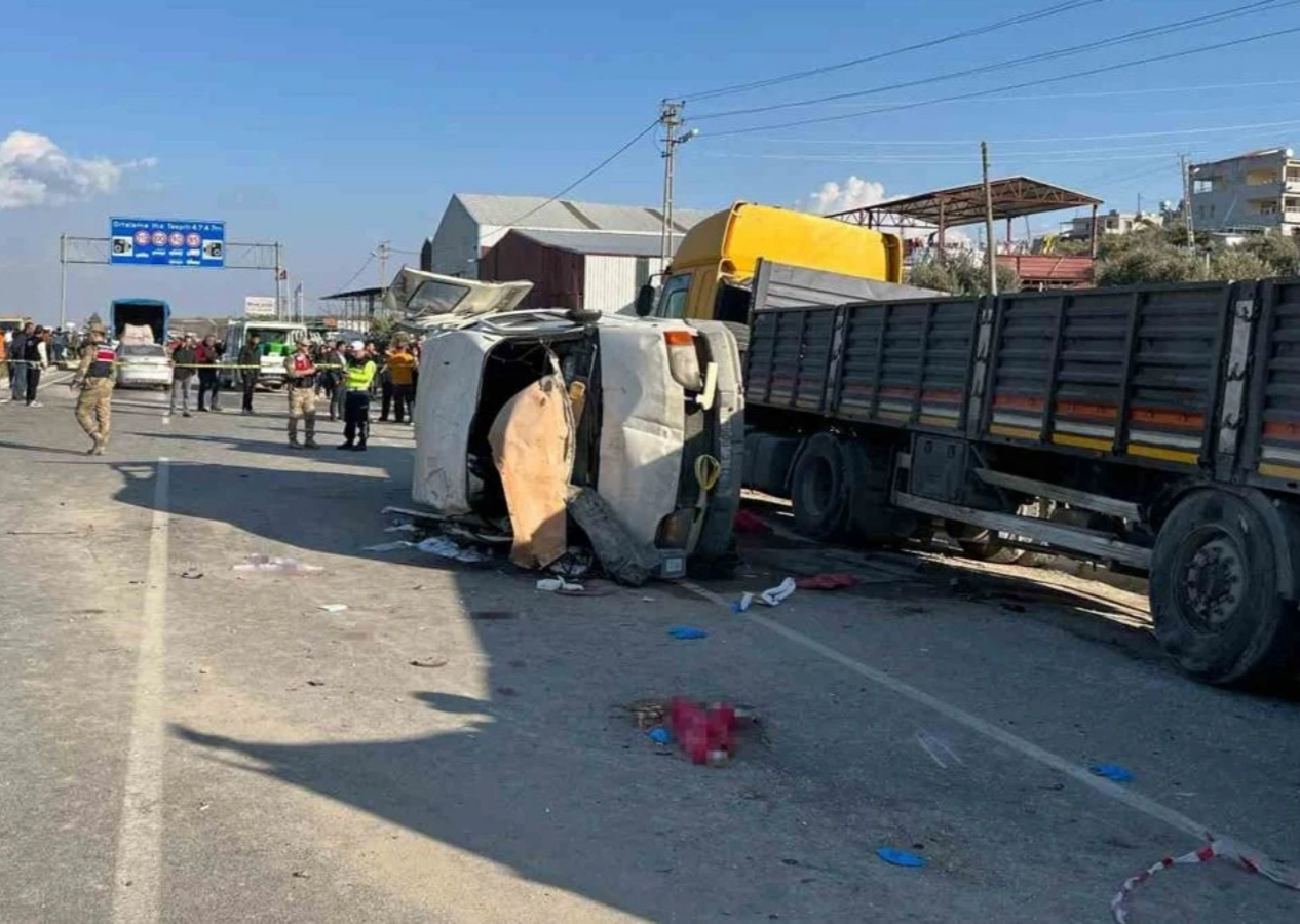 Hatay'da facia! Yolcu servisi park halindeki TIR'a çarptı! 6 ölü, 8 yaralı var...