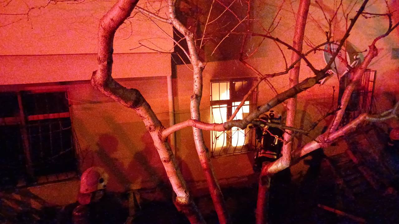 Çorum'da alevlere teslim olan apartman mahallede paniğe sebep oldu