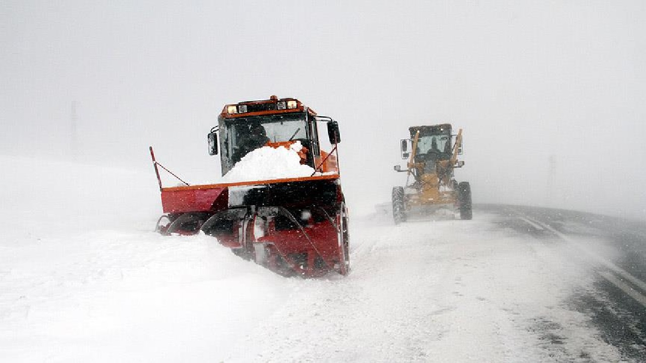 Sürücüler dikkat! Ardahan'da kar ve tipi ulaşımı aksatıyor