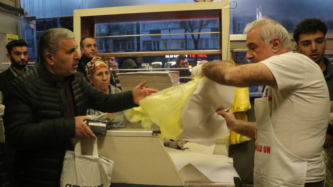 Sakarya’da ilk iftar! İftar saati fırın önünde pide kuyruğu oluştu