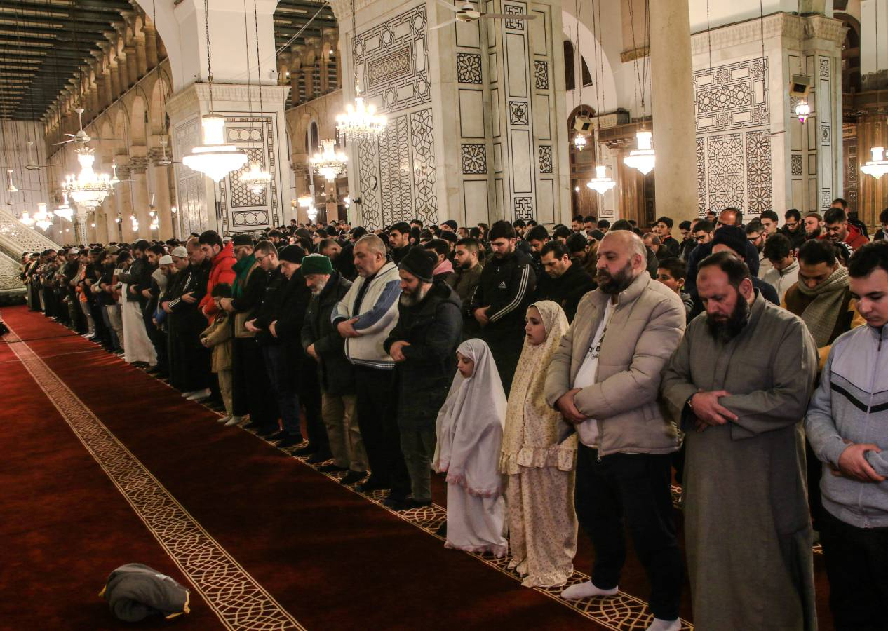 Emevi Camii’nde 50 yıl sonra ilk kez Esad’a dua edilmeden teravih namazı kılındı
