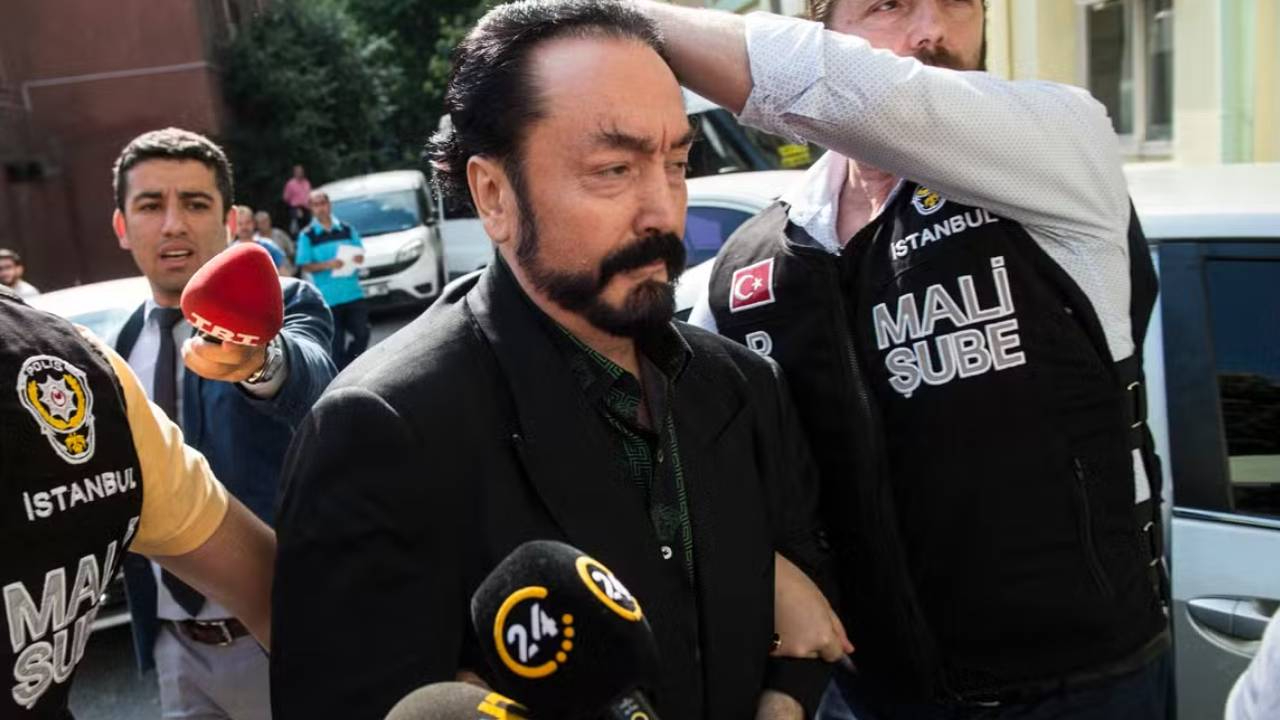 Adnan Oktar davasında karar; 3 suçtan da beraat etti