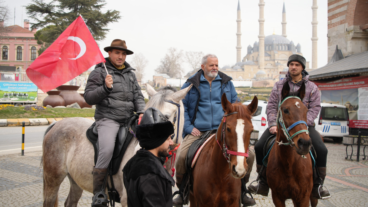 At sırtında İspanya'dan hacca gidiyorlar! Endülüslü Müslümanlar Türkiye'ye giriş yaptı!