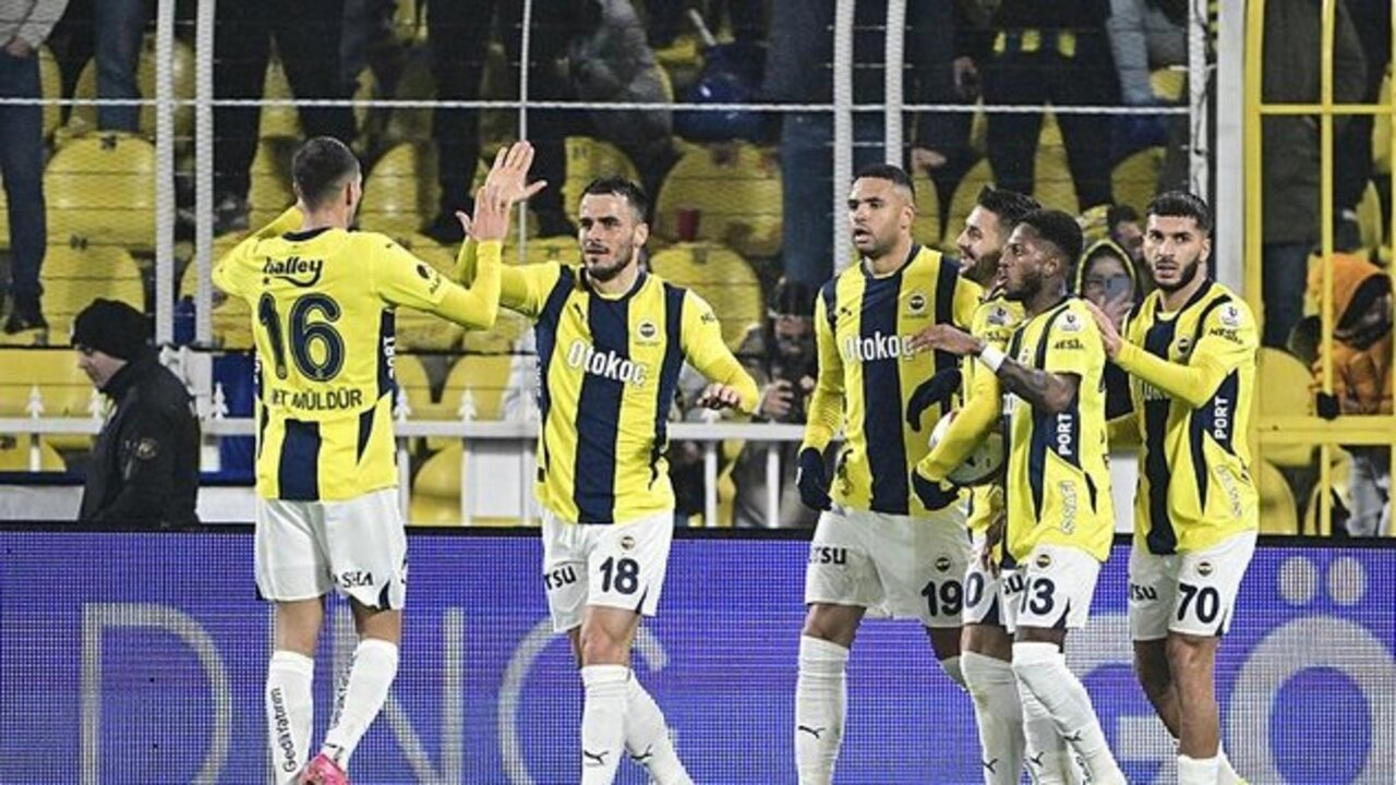 Fenerbahçe ilk yarıda fişi çekti, zirveyle puan farkını indirdi! Fenerbahçe 3 - 0 Antalyaspor | Maçın özeti