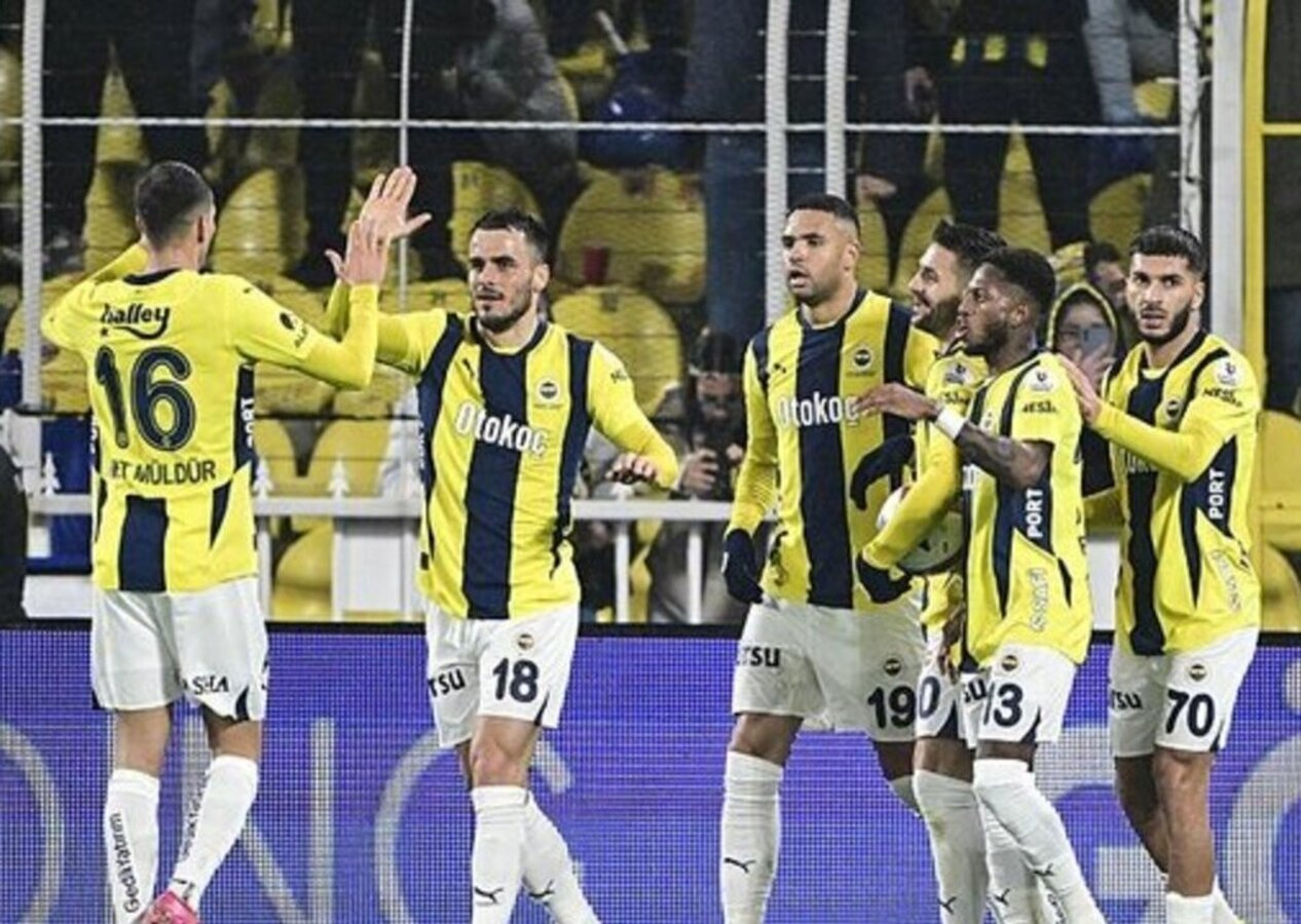 Fenerbahçe ilk yarıda fişi çekti, zirveyle puan farkını indirdi! Fenerbahçe 3 - 0 Antalyaspor | Maçın özeti