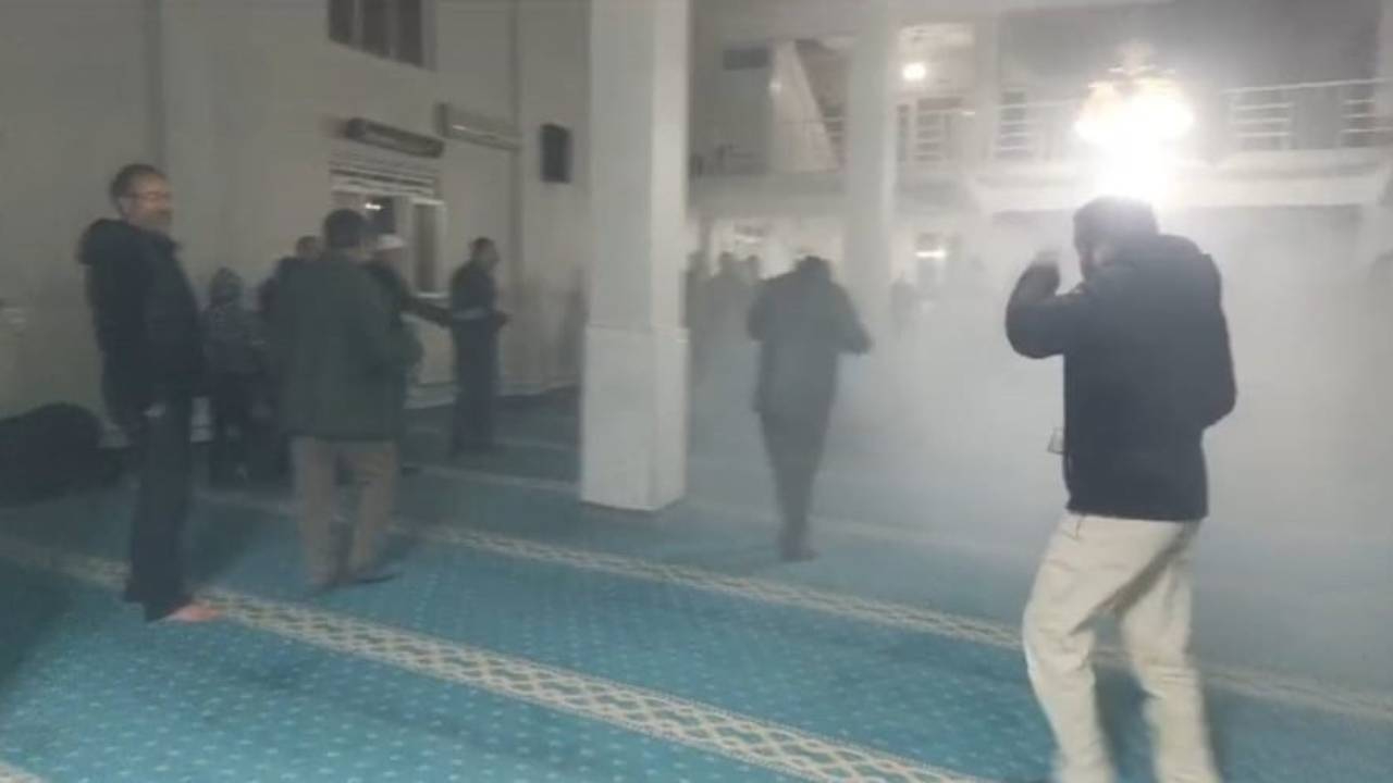 Batman'da teravih namazı camide çıkan yangın nedeniyle yarıda kaldı