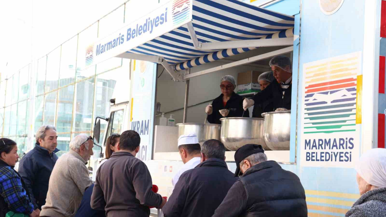 Marmaris Belediyesi her gün 3 çeşit iftarlık dağıtılıyor...