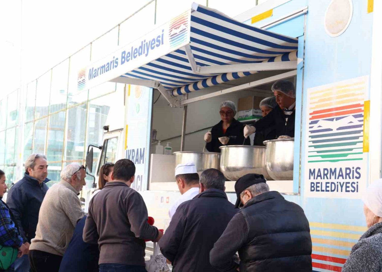 Marmaris Belediyesi her gün 3 çeşit iftarlık dağıtılıyor...