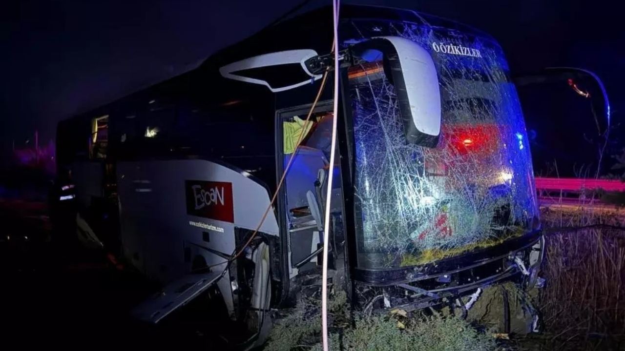 Yunanistan'dan gelen yolcu otobüsü Çanakkale'de kaza yaptı: 3'ü ağır 11 yaralı var...