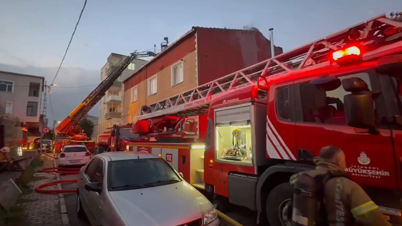 Alevler binanın çatısını sardı! Küçükçekmece'de korkunç yangın! Aniden alev aldı!
