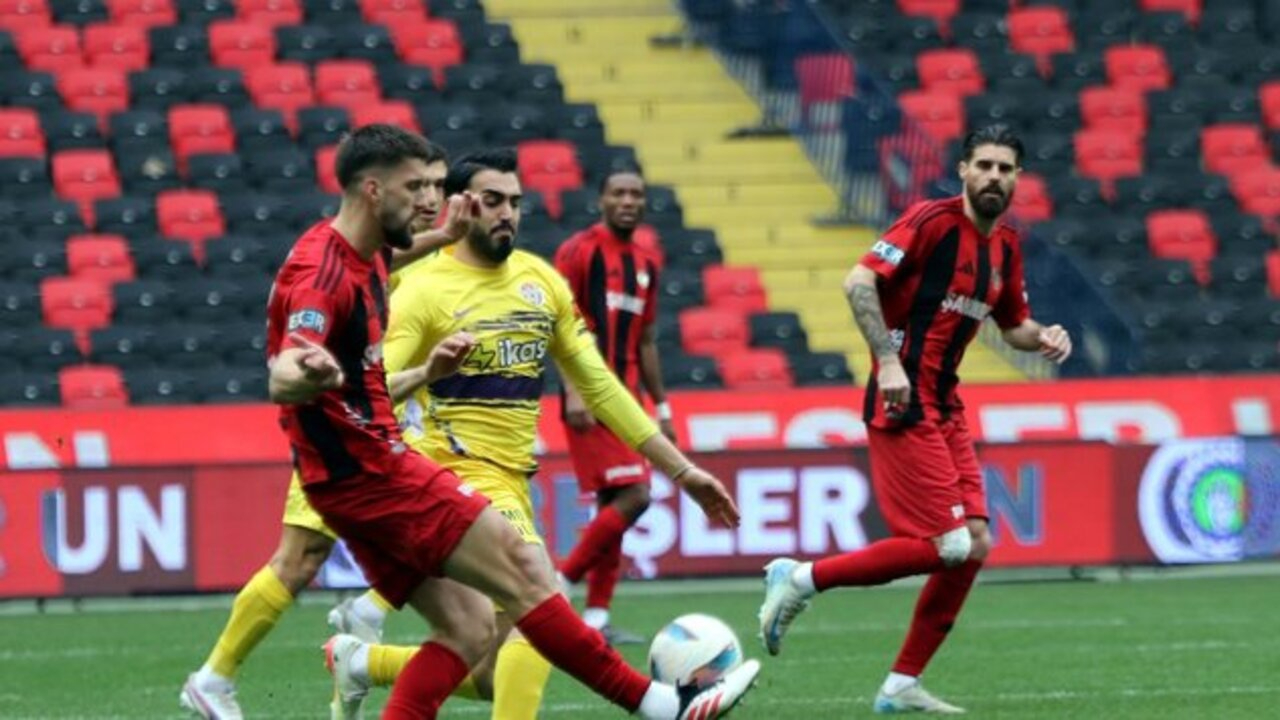 Eyüpspor galibiyete hasret kaldı, Gaziantep FK evinde 3 puanı aldı! Gaziantep FK 3 - 1 Eyüpspor | Maçın özeti