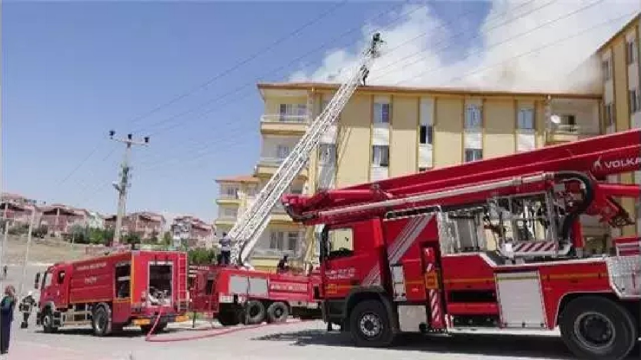 İftar yemeği hazırlığı faciaya dönüştü! Ocaktan tutuşan perde yangına sebep oldu...