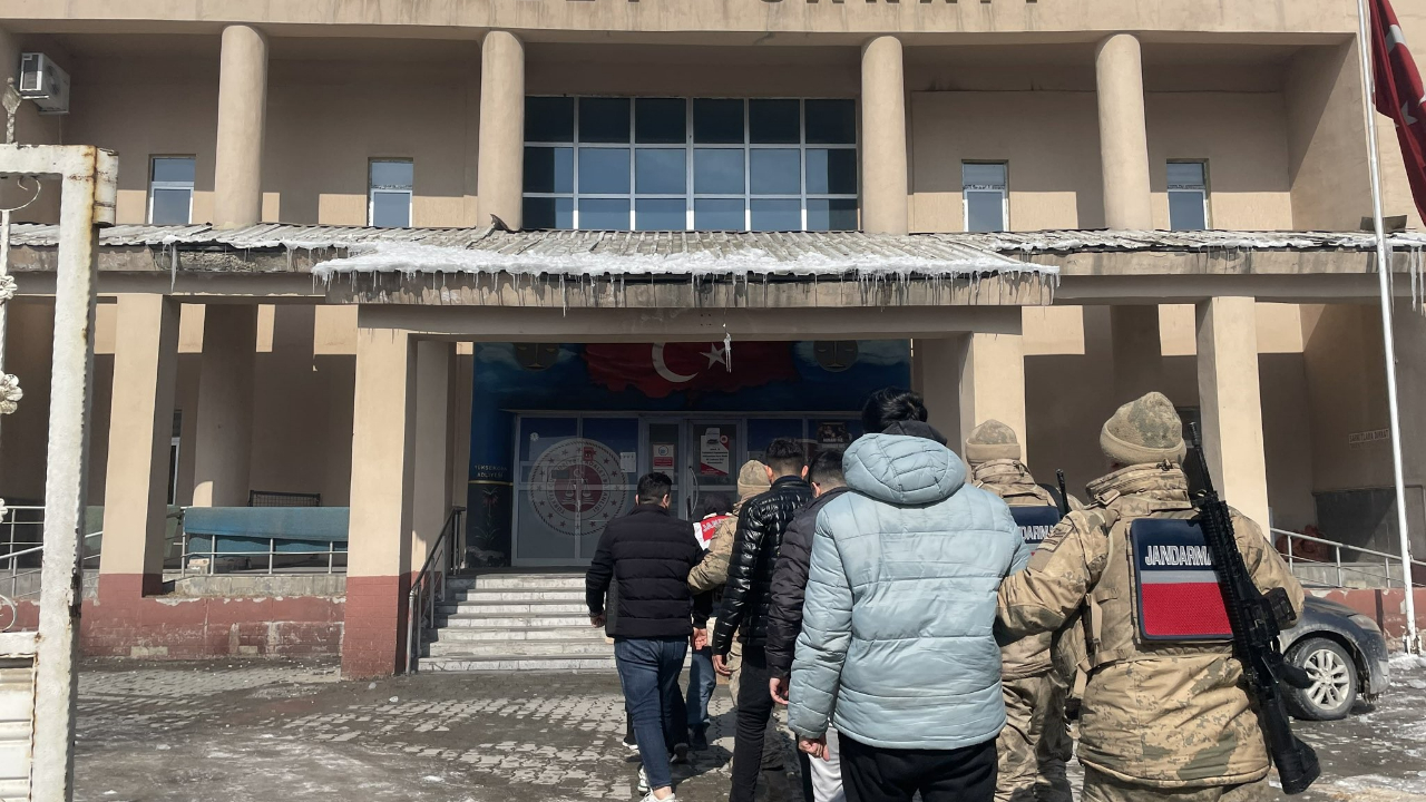 Hakkari'de son dakika! Jandarma dolandırıcılık şebekesini çökertti: 5 gözaltı