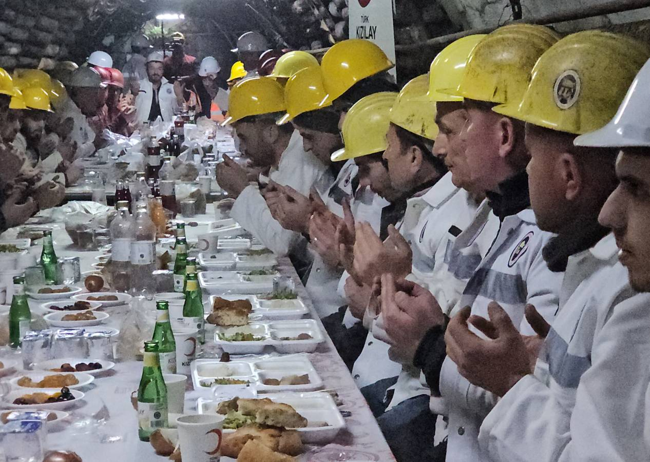 Zonguldak'ta madenci iftarı; oruçlarını grizu patlamasında ölen arkadaşlarına dua ederek açtılar