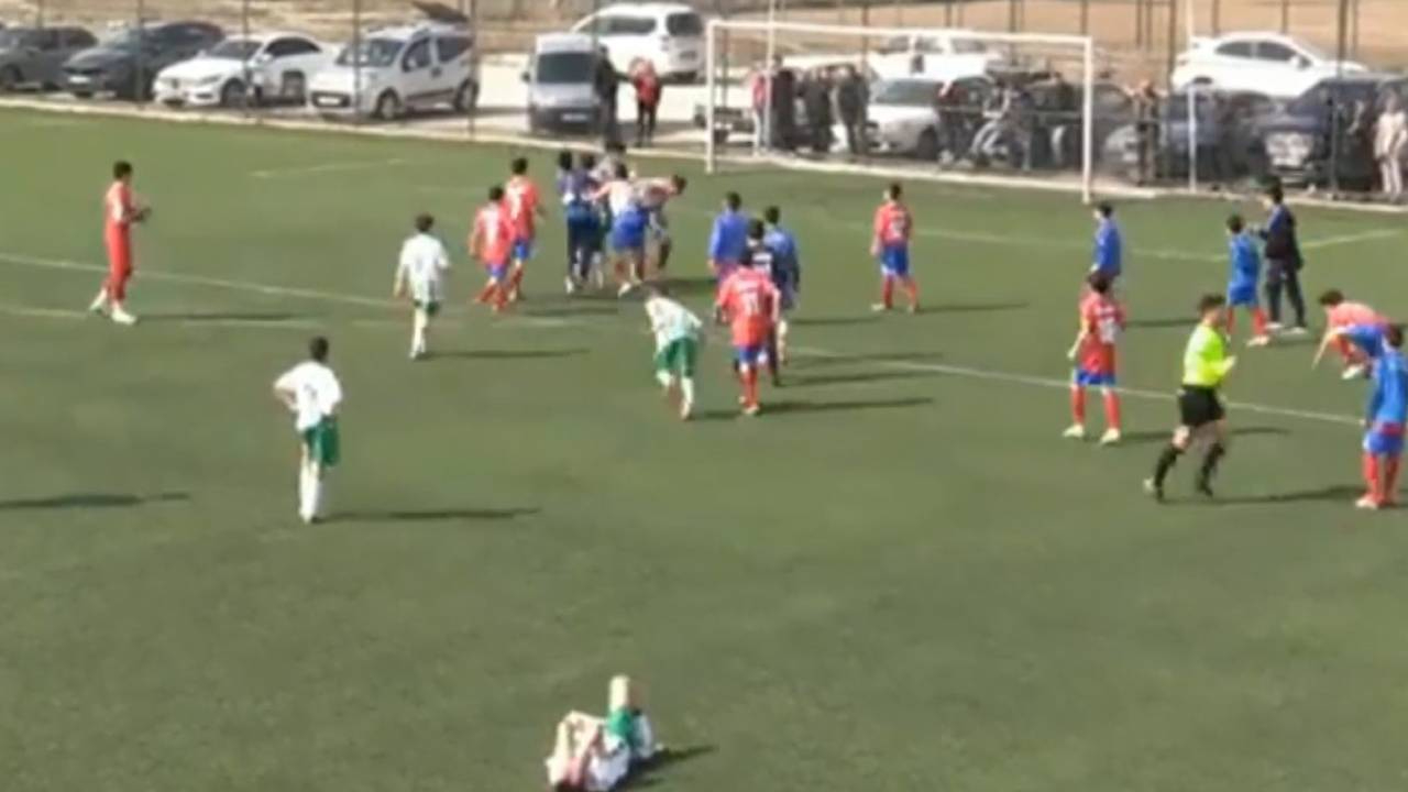 U-14 maçında tekmeli yumruklu kavga! Çocuklar birbirine girdi