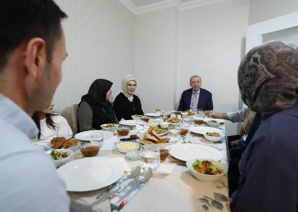 Cumhurbaşkanı Erdoğan ve eşi Emine Erdoğan bir vatandaşın evinde iftar yaptı