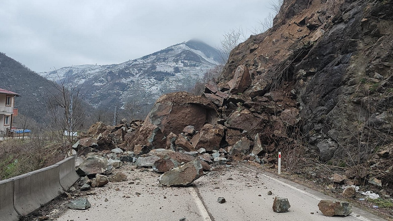 Ordu’da heyelan: Karayolu ulaşıma kapandı