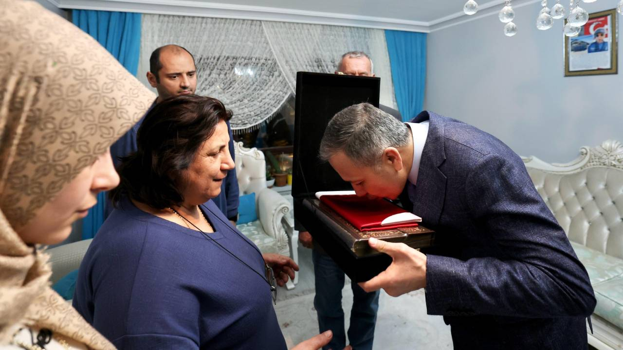 Bakan Yerlikaya, iftarda şehit pilot Cemil Gülen’in ailesine konuk oldu