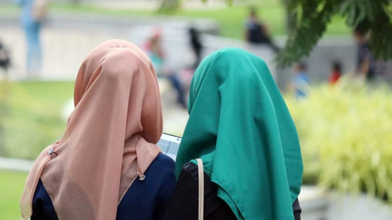 Tepkiler çok sert oldu... Fransa'da yeni bir başörtüsü yasağı daha